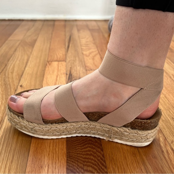 Steve Madden Shoes - Steve Madden pale pink platform strappy sandle women’s size 9